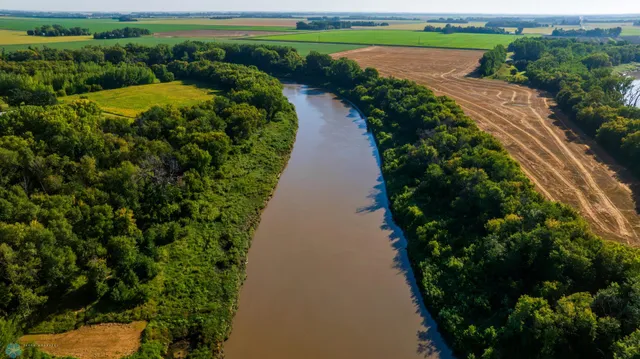 $618,000 | 430 430th Avenue Southwest, East Grand Forks, MN 56721