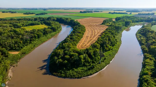 $618,000 | 430 430th Avenue Southwest, East Grand Forks, MN 56721