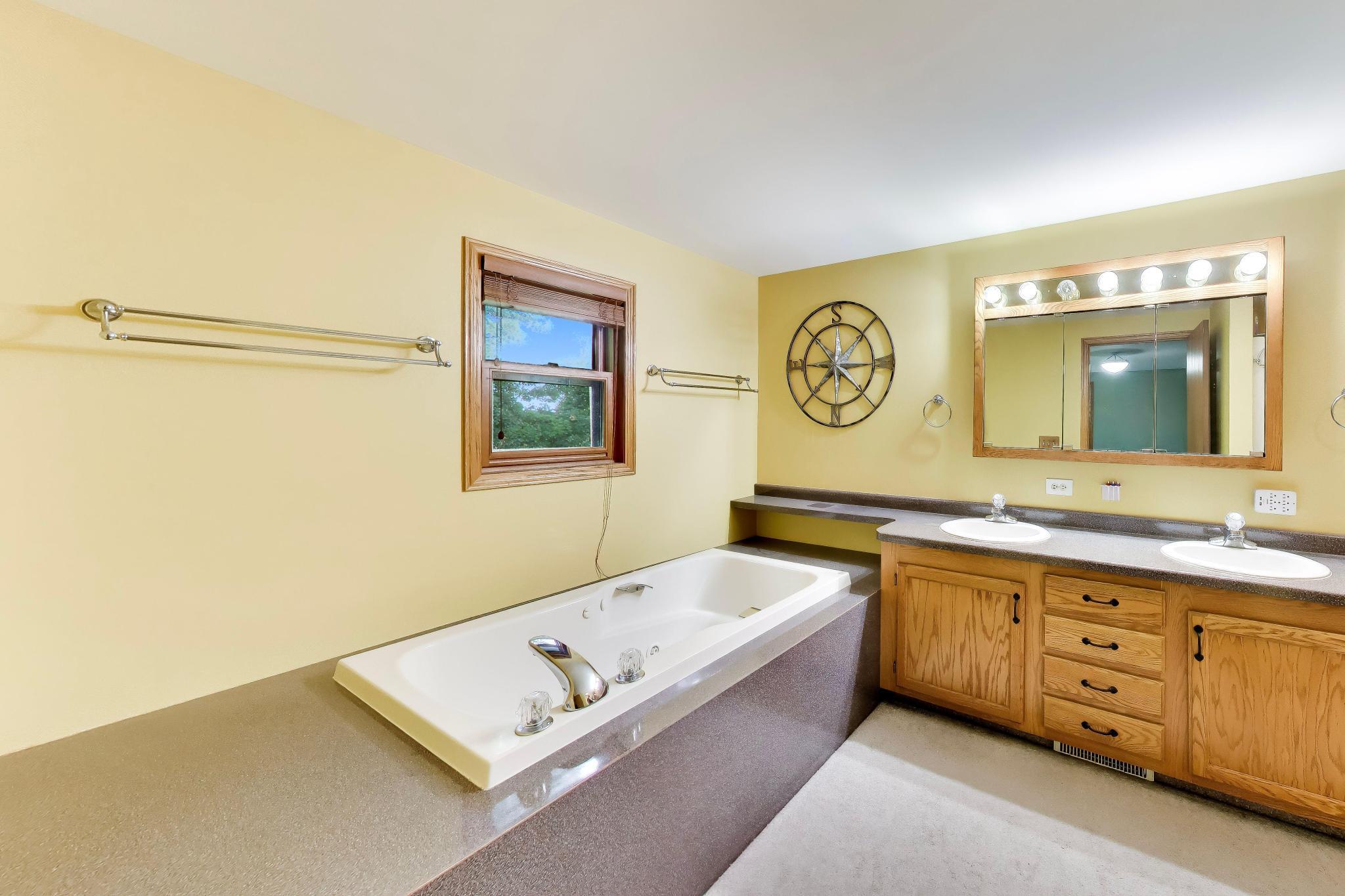 3246 Robin Road Geneva, WI 53147 - Photo 13 of 32 Primary Bathroom
