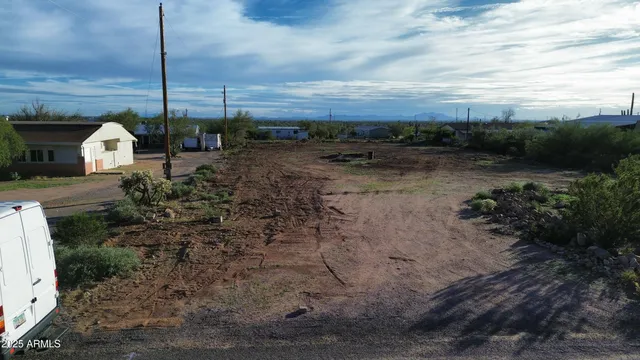 a view of a dry yard with sitting area