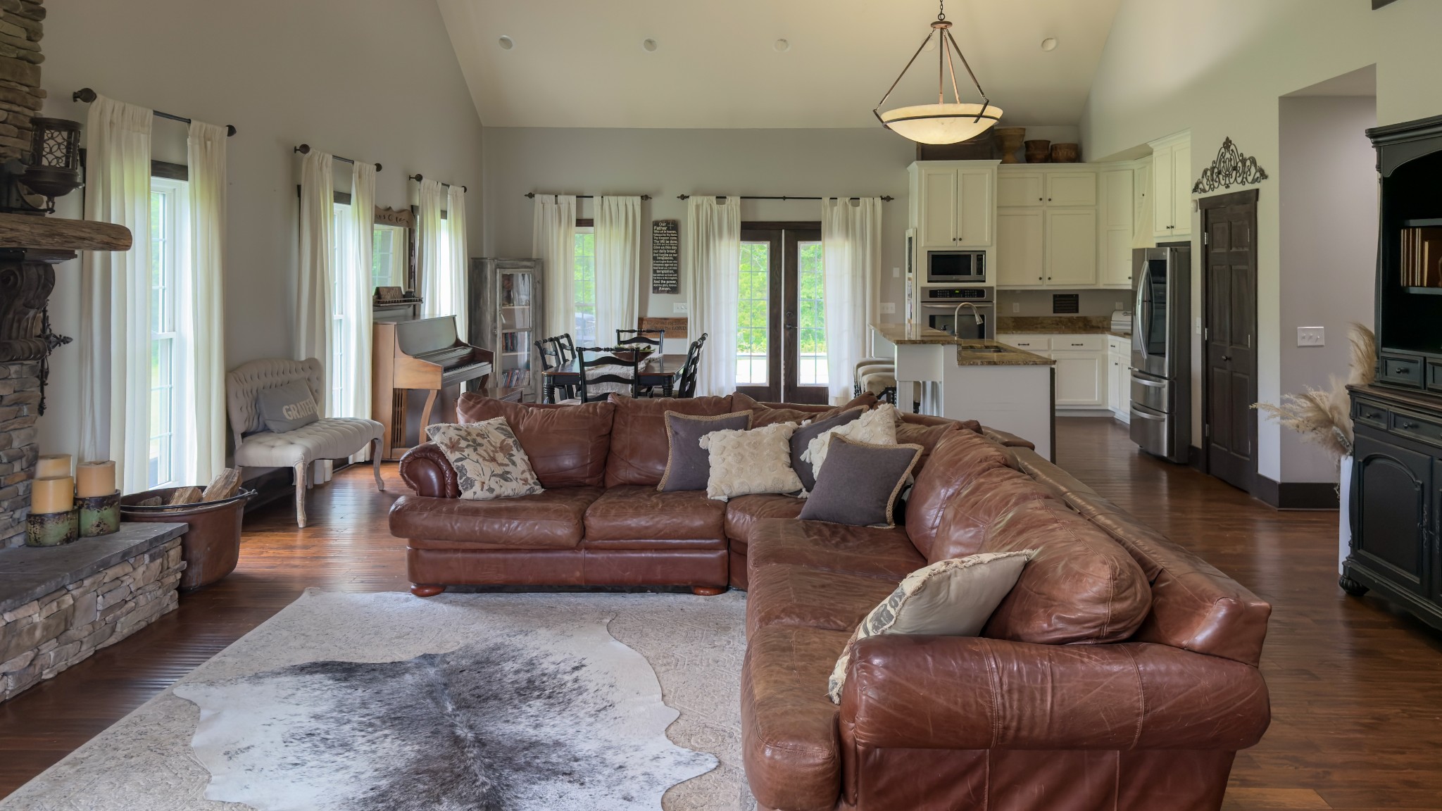 4383 North Chapel Road Franklin, TN 37067 - Photo 3 of 43 a living room with furniture kitchen and a chandelier