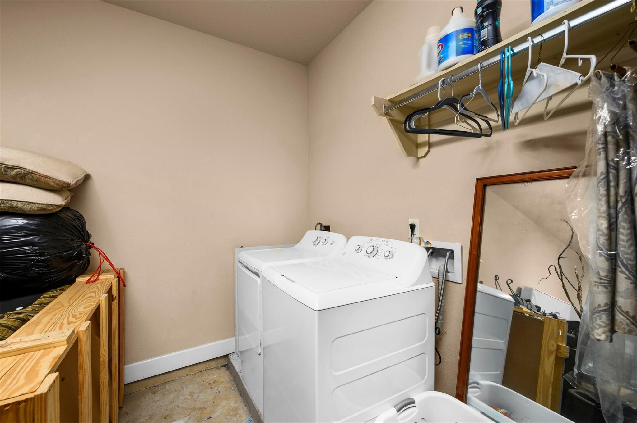 1112 Andrews Street, Unit B Houston, TX 77019 - Photo 11 of 15 Private washer/dryer for 1st floor apartment.