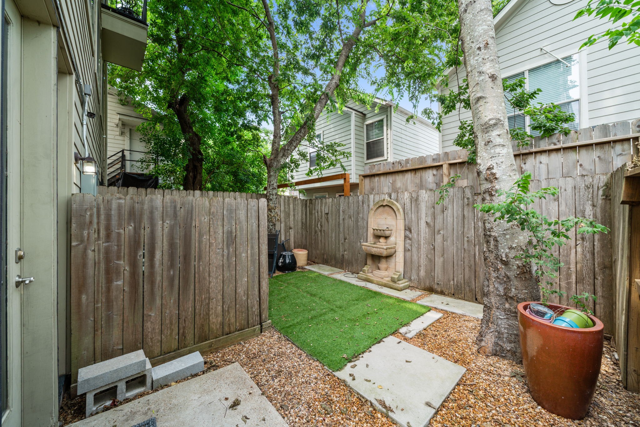 1112 Andrews Street, Unit B Houston, TX 77019 - Photo 2 of 15 Primary suite with large walk in closet.