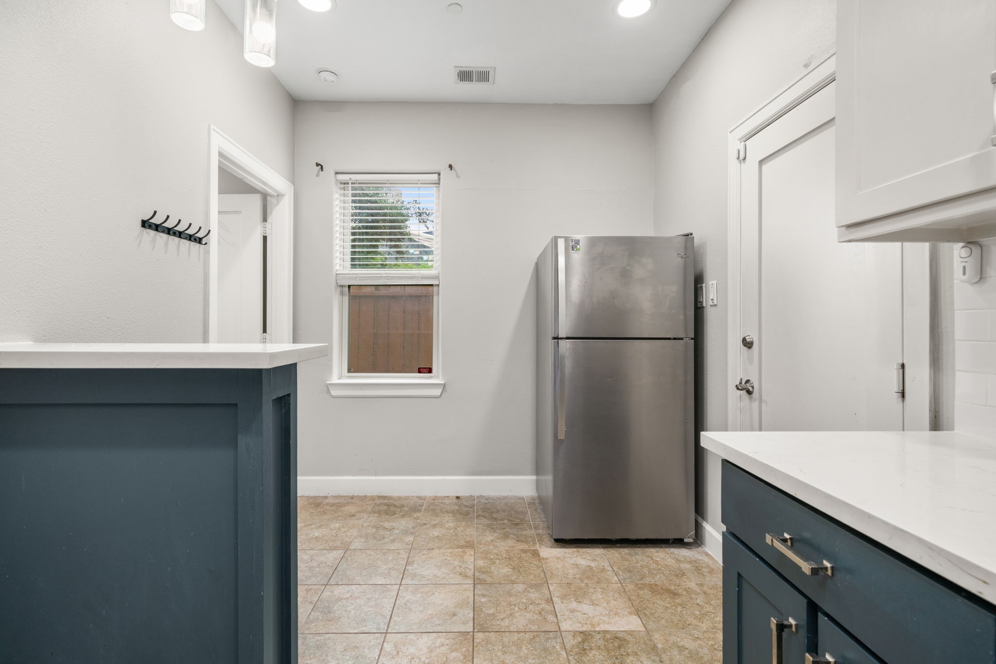 1112 Andrews Street, Unit B Houston, TX 77019 - Photo 9 of 15 Full kitchen for the 1st floor apartment