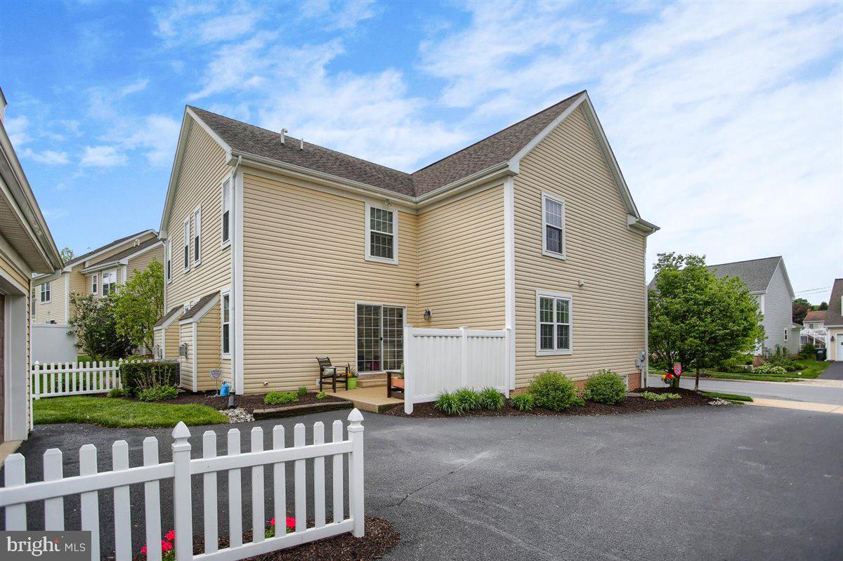 716 Wallingford Road Lititz, PA 17543 - Photo 4 of 38 Side View of Hone