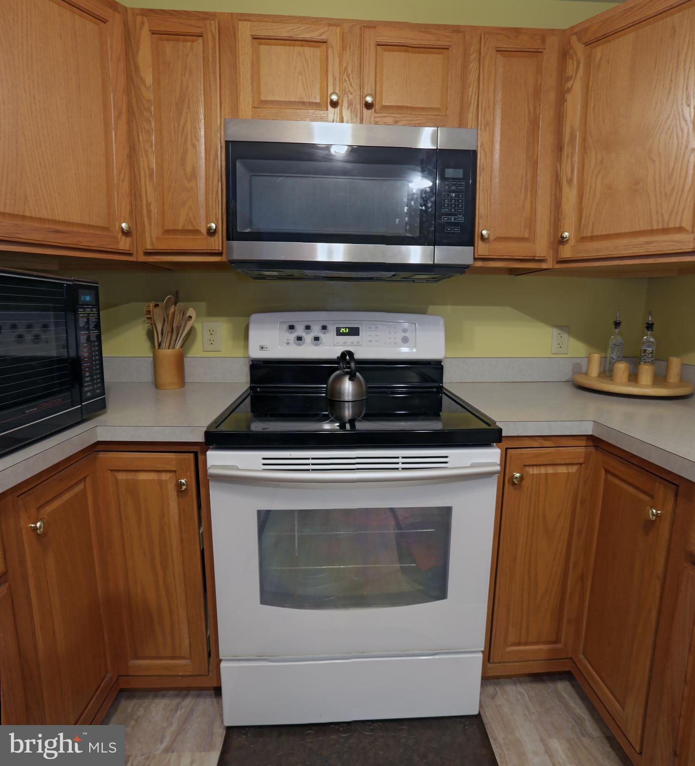 432 North Oak Street Lititz, PA 17543 - Photo 4 of 27 Kitchen includes all appliances