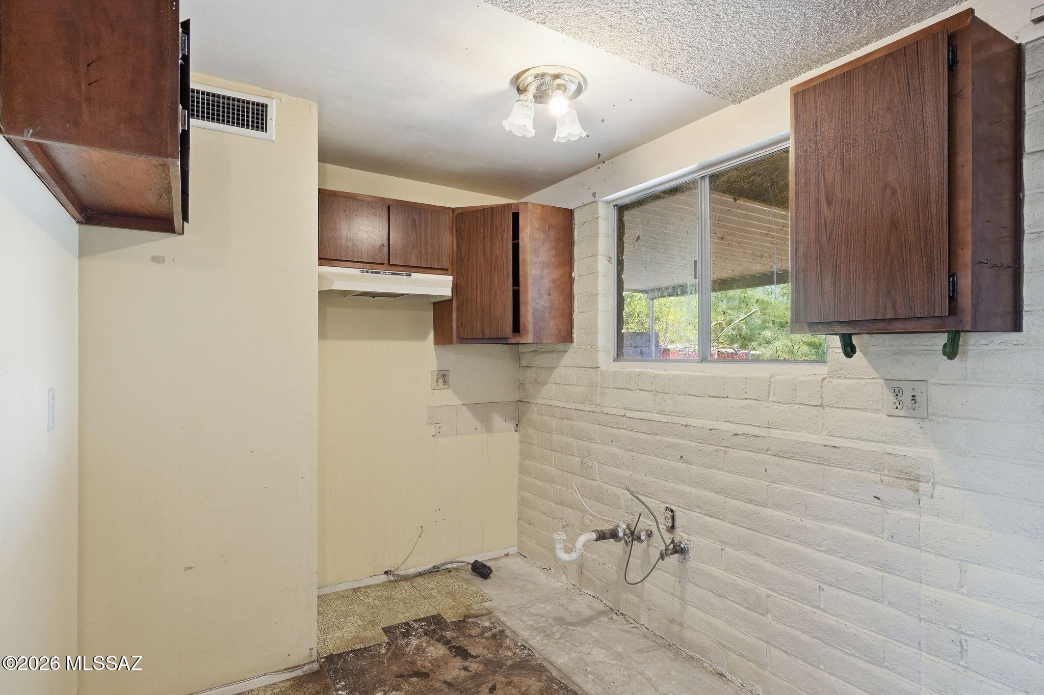 1831 West Dominy Road Tucson, AZ 85713 - Photo 13 of 38 Kitchen has electric range hook-up.