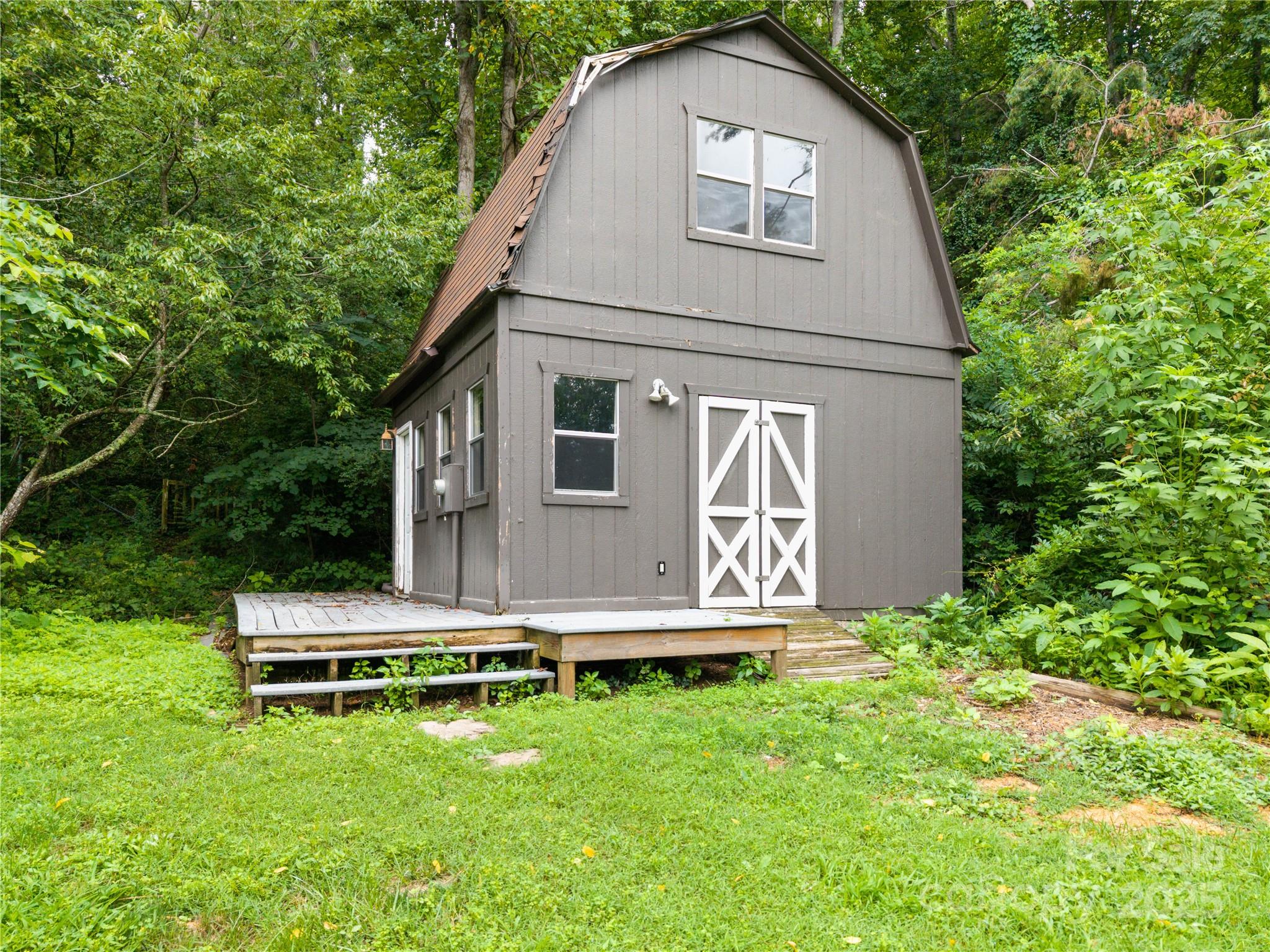 32 Delano Road Asheville, NC 28805 - Photo 39 of 46 a view of a back yard of the house