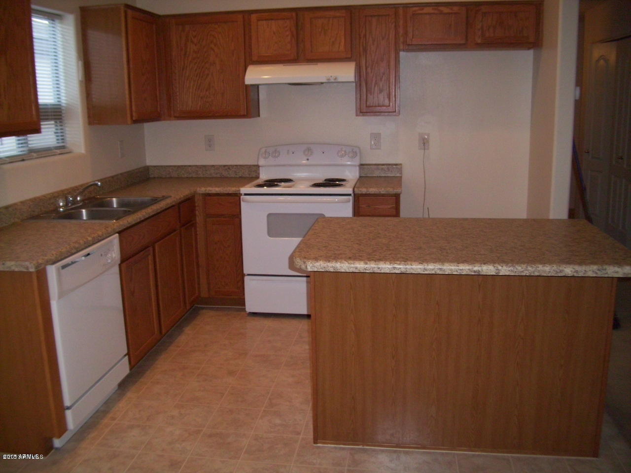 1292 East Pryor Road San Tan Valley, AZ 85140 - Photo 2 of 4 kitchen
