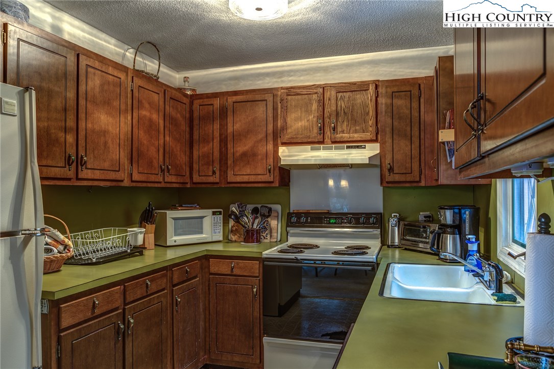 208 Spring Branch Road Beech Mountain, NC 28604 - Photo 5 of 32 Gallery Image 5