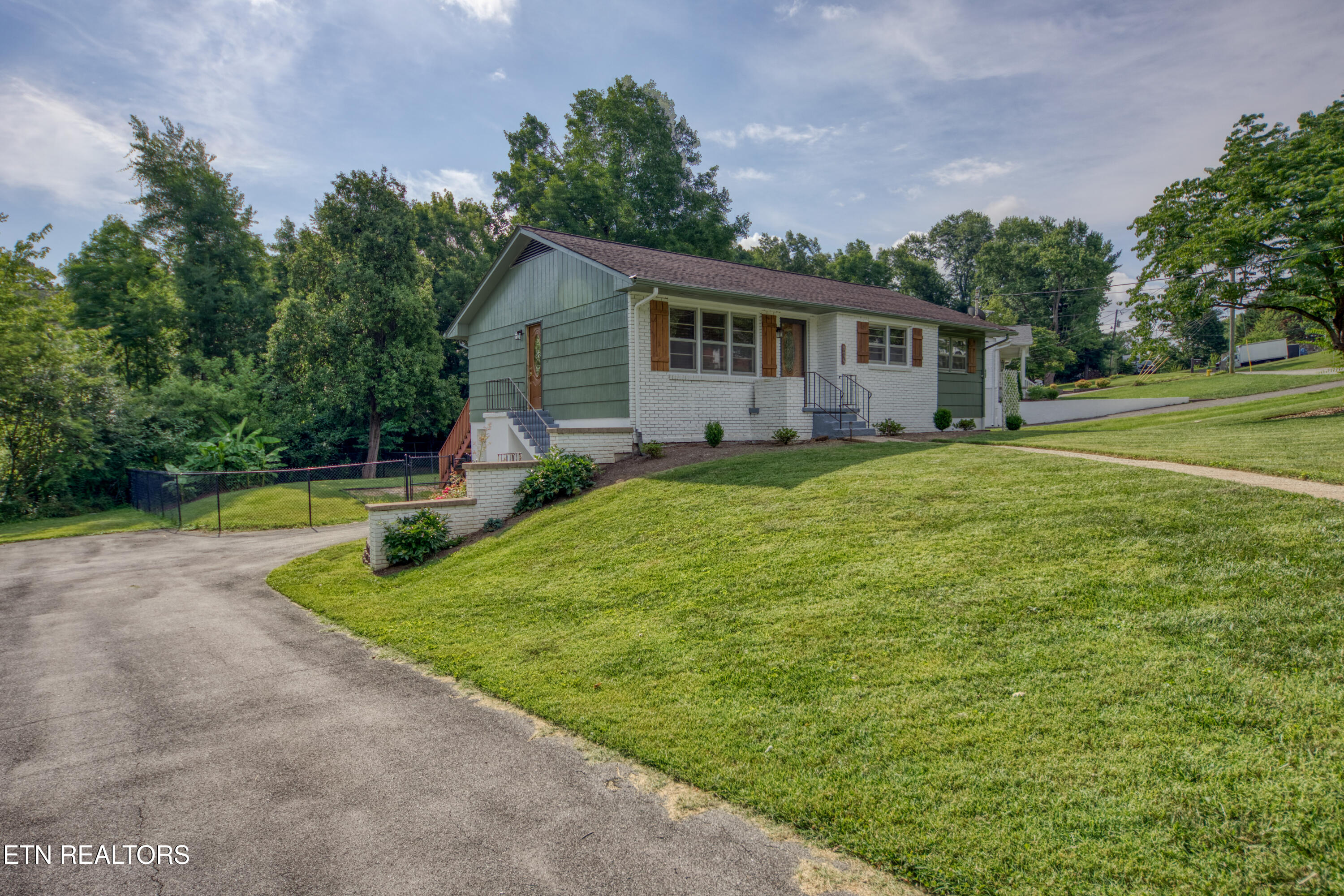 916 Mallory Road Knoxville, TN 37919 - Photo 2 of 23 916 Mallory Rd