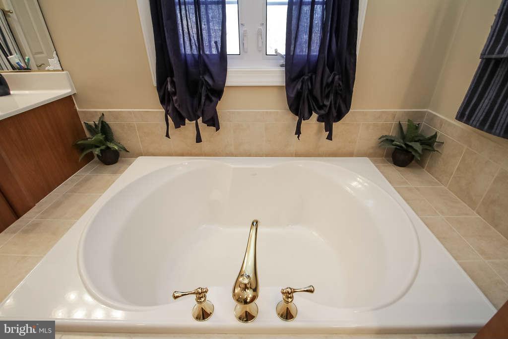 18515 Kerill Road Triangle, VA 22172 - Photo 20 of 30 Beautiful soaking tub