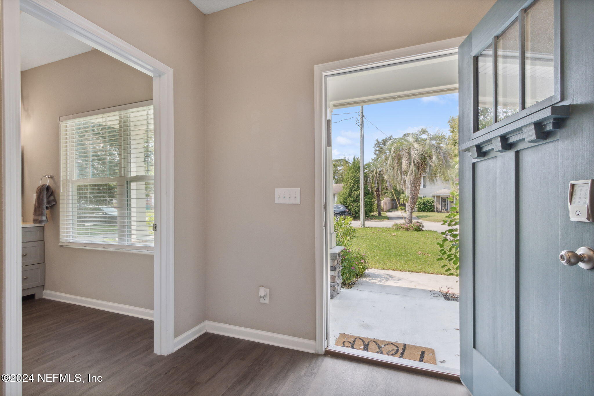 2021 Traymore Road Jacksonville, FL 32207 - Photo 4 of 40 Foyer