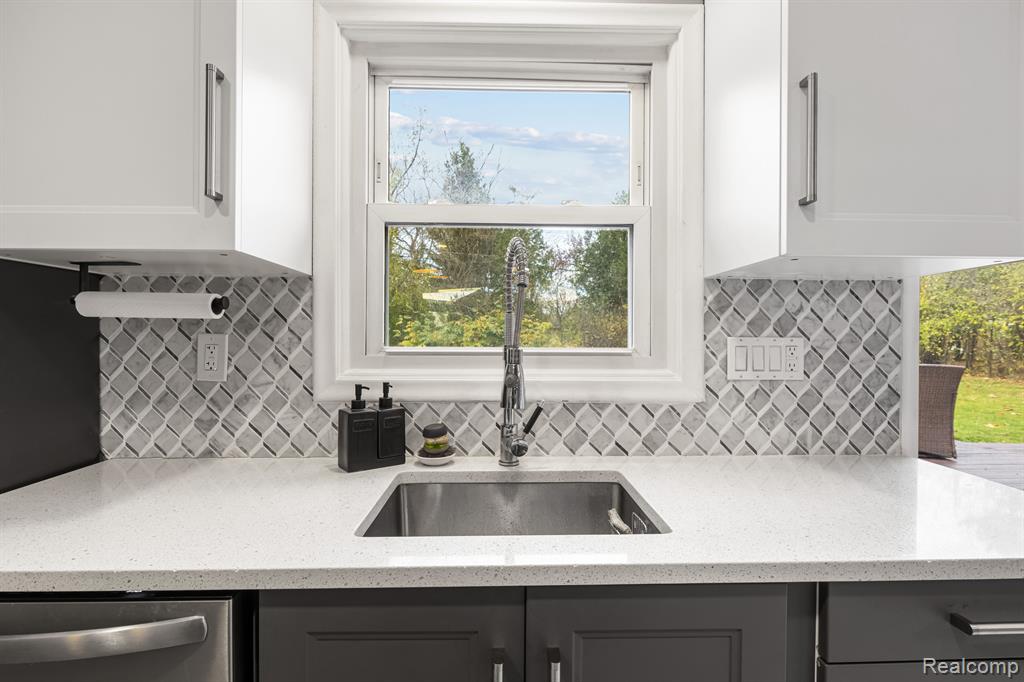 27870 Peppermill Road Farmington Hills, MI 48331 - Photo 14 of 59
