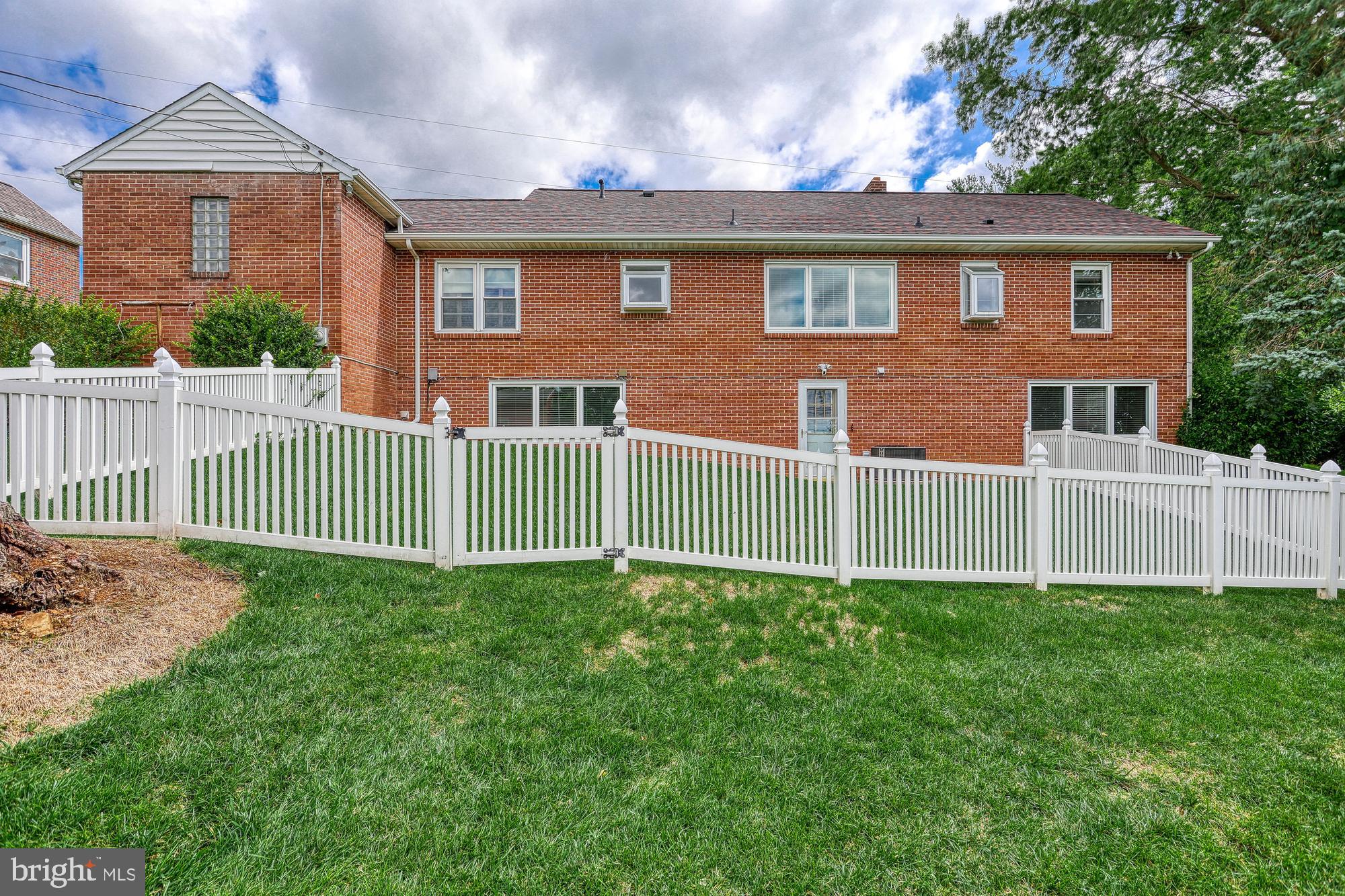 300 Richardson Road York, PA 17408 - Photo 3 of 36 View of vinyl fence