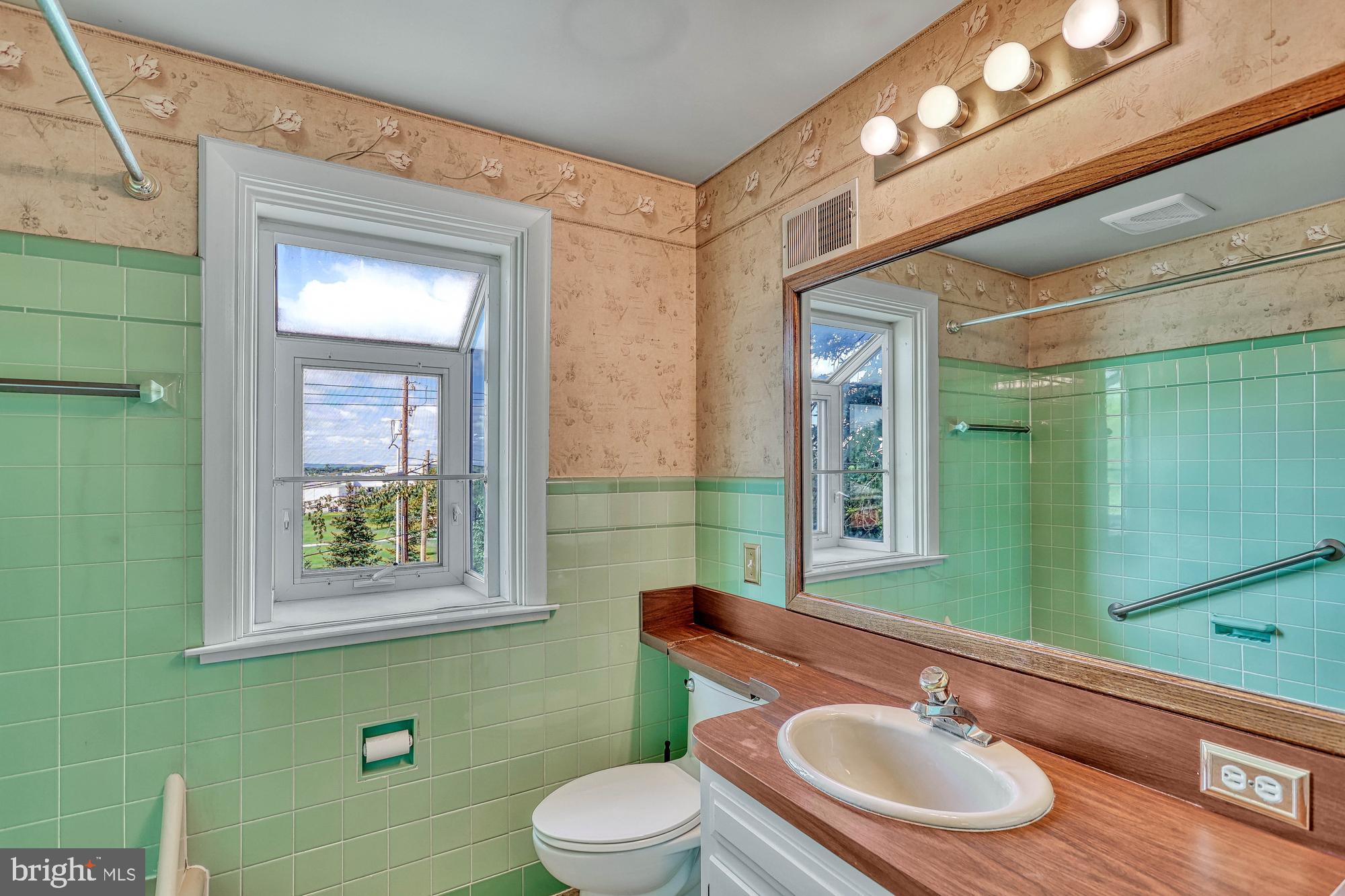 300 Richardson Road York, PA 17408 - Photo 22 of 36 1st floor bathroom