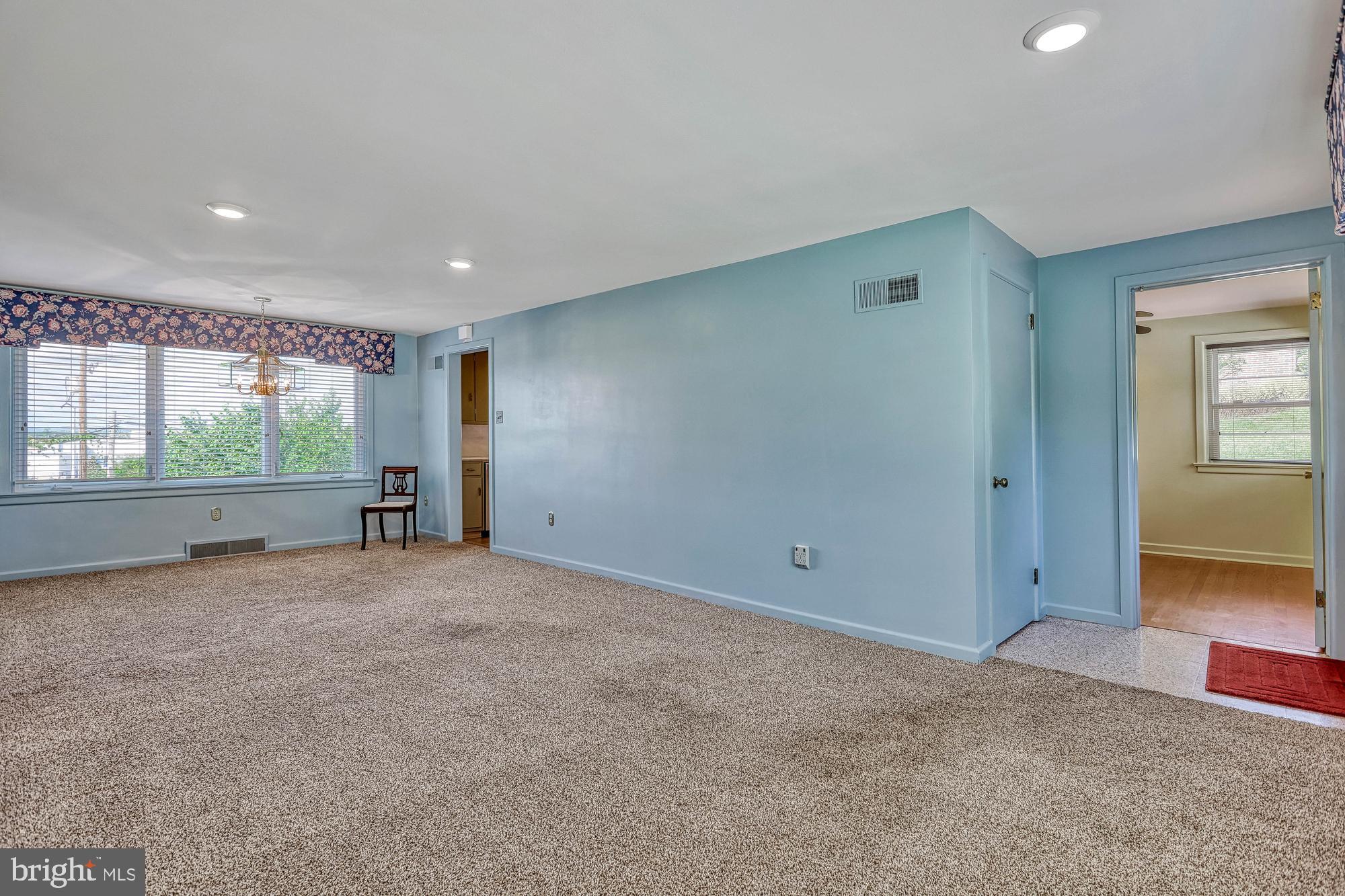 300 Richardson Road York, PA 17408 - Photo 9 of 36 Living room
