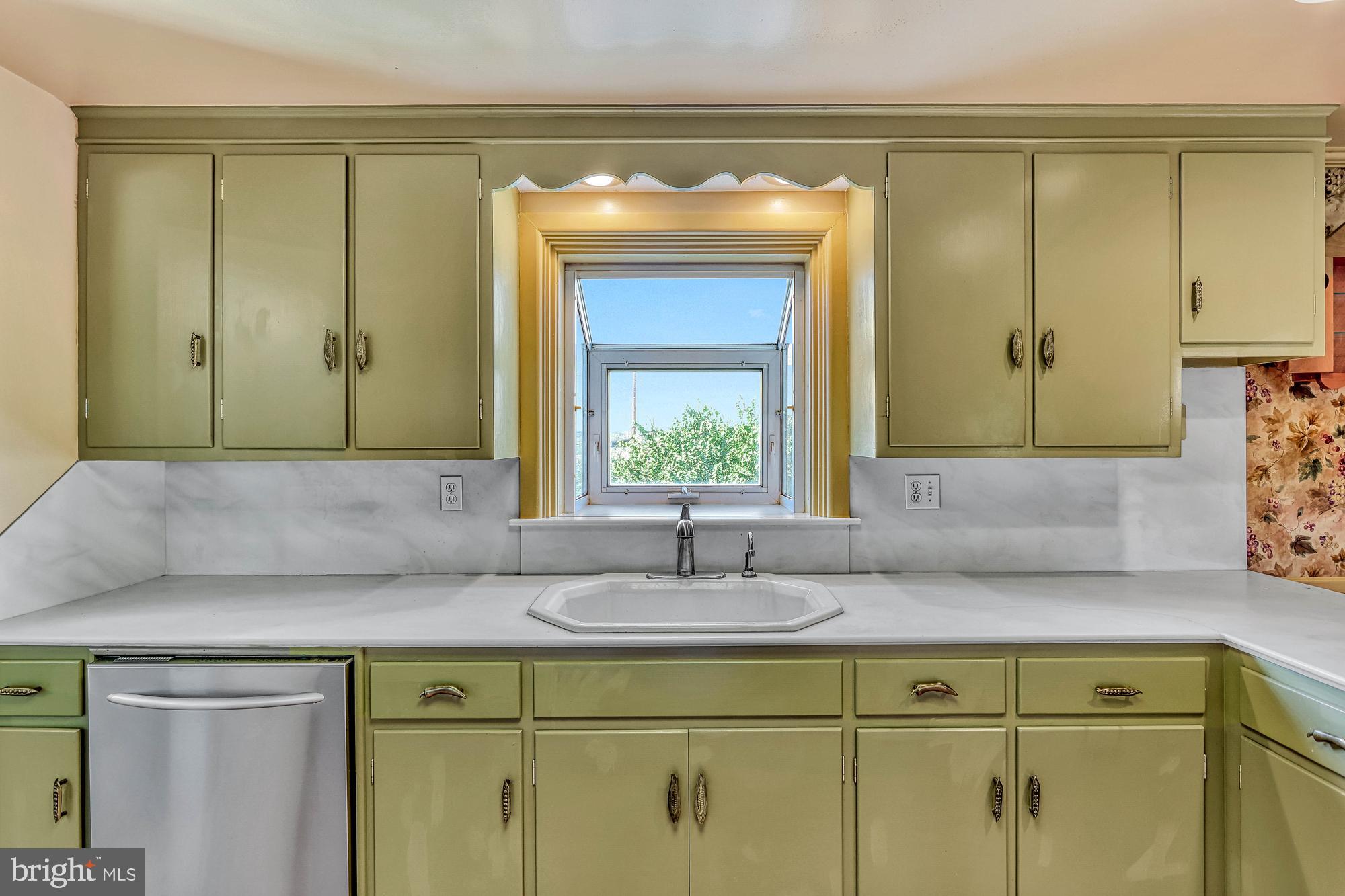 300 Richardson Road York, PA 17408 - Photo 10 of 36 Kitchen with Planter window