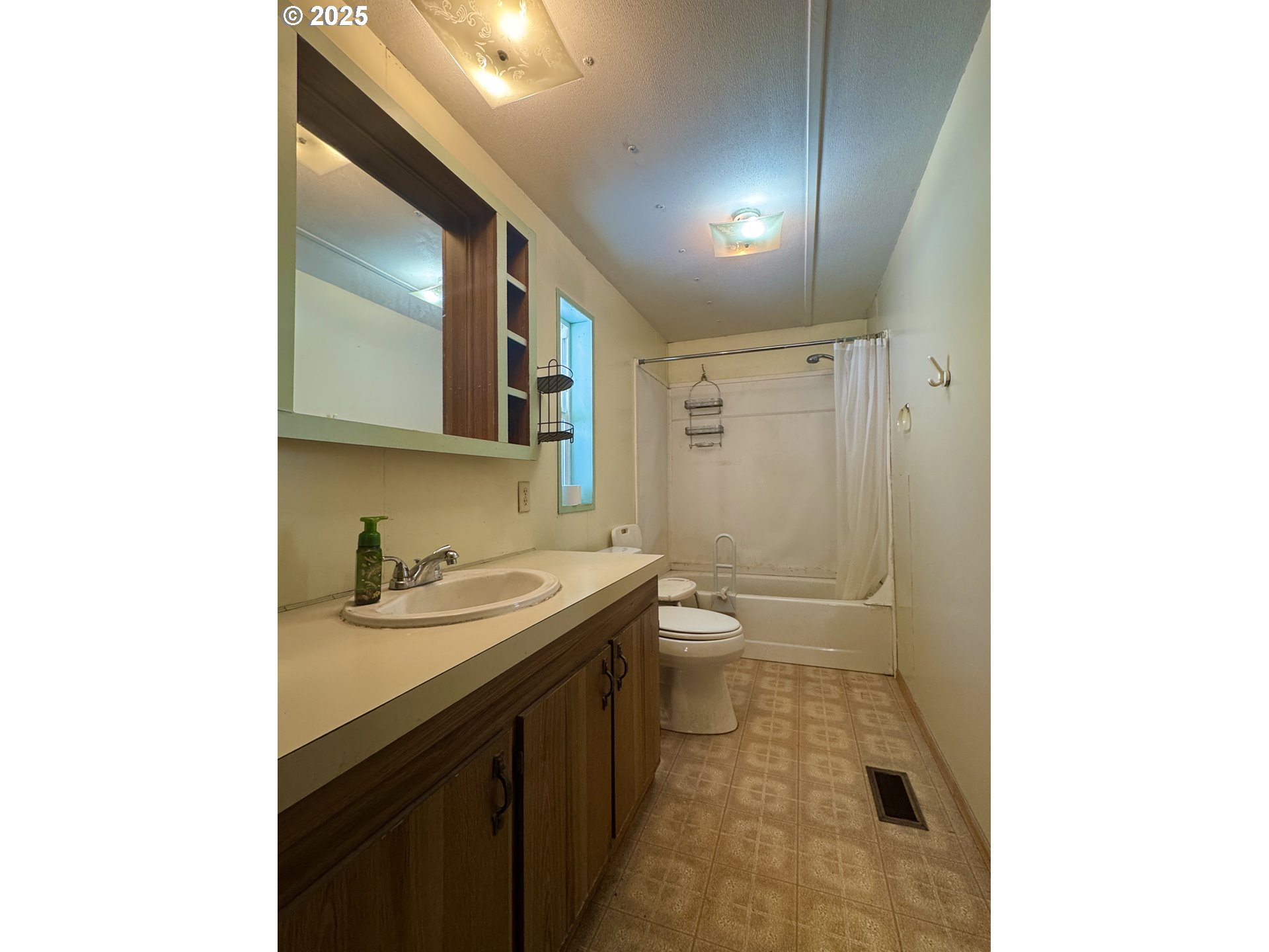 2263 Canyonville-Riddle Road Riddle, OR 97469 - Photo 16 of 36 a bathroom with a sink and a toilet