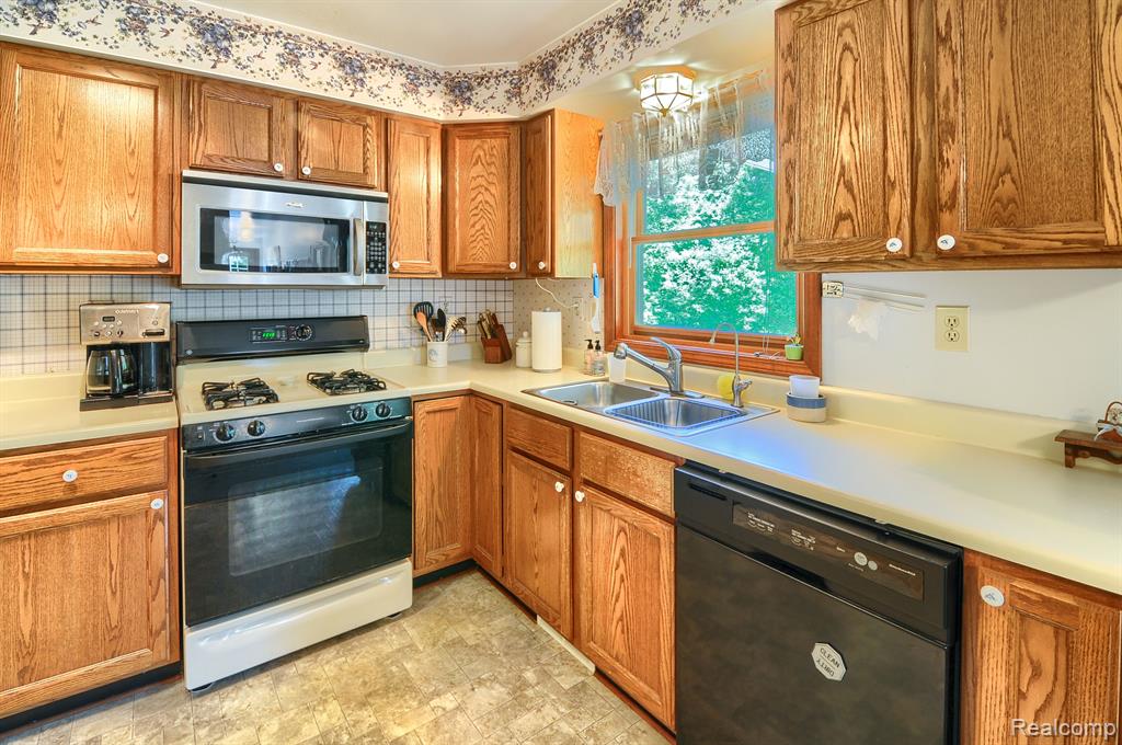 3925 Hunters Creek Road Metamora, MI 48455 - Photo 10 of 63