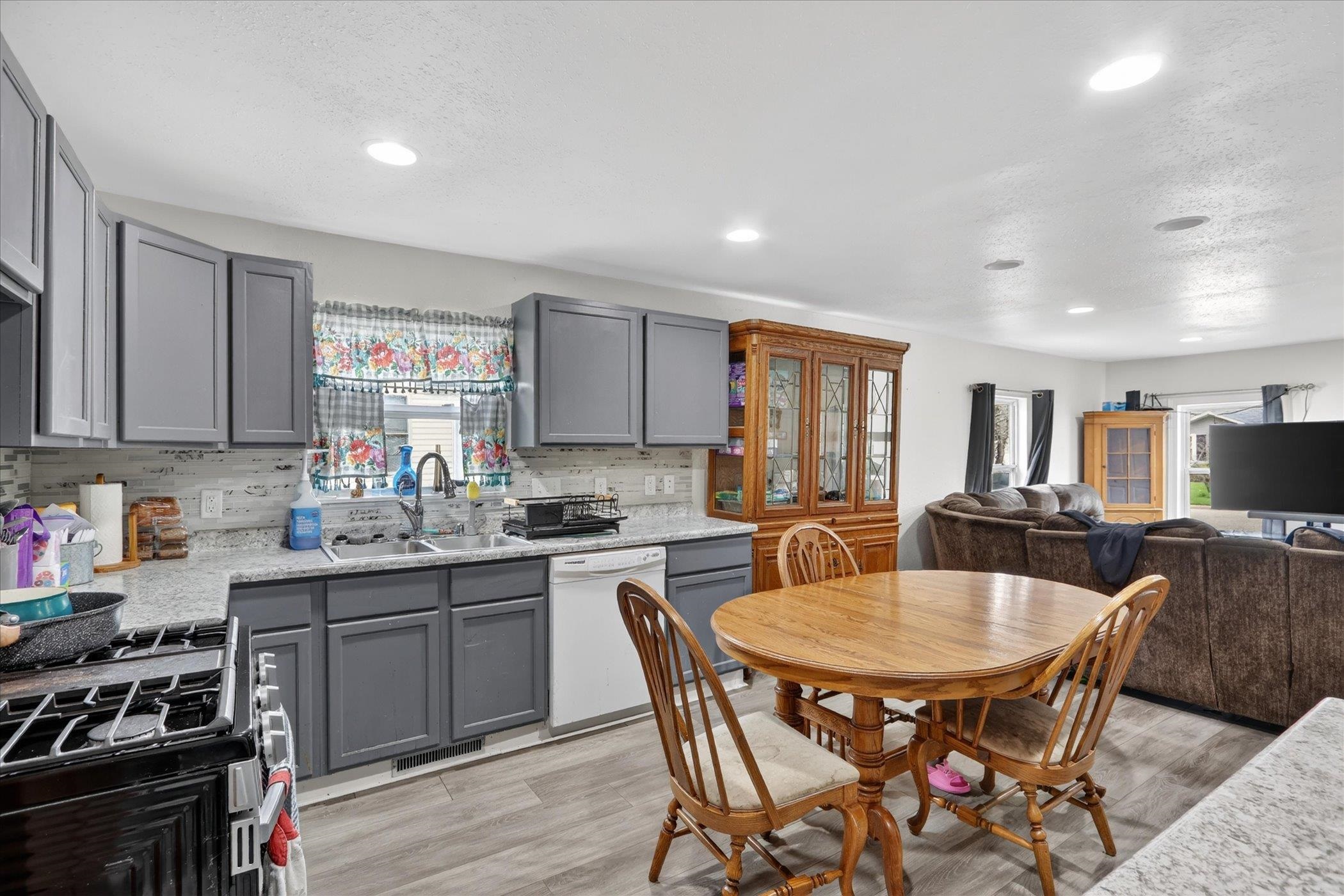 236 Chestnut Avenue Beloit, WI 53511 - Photo 14 of 35