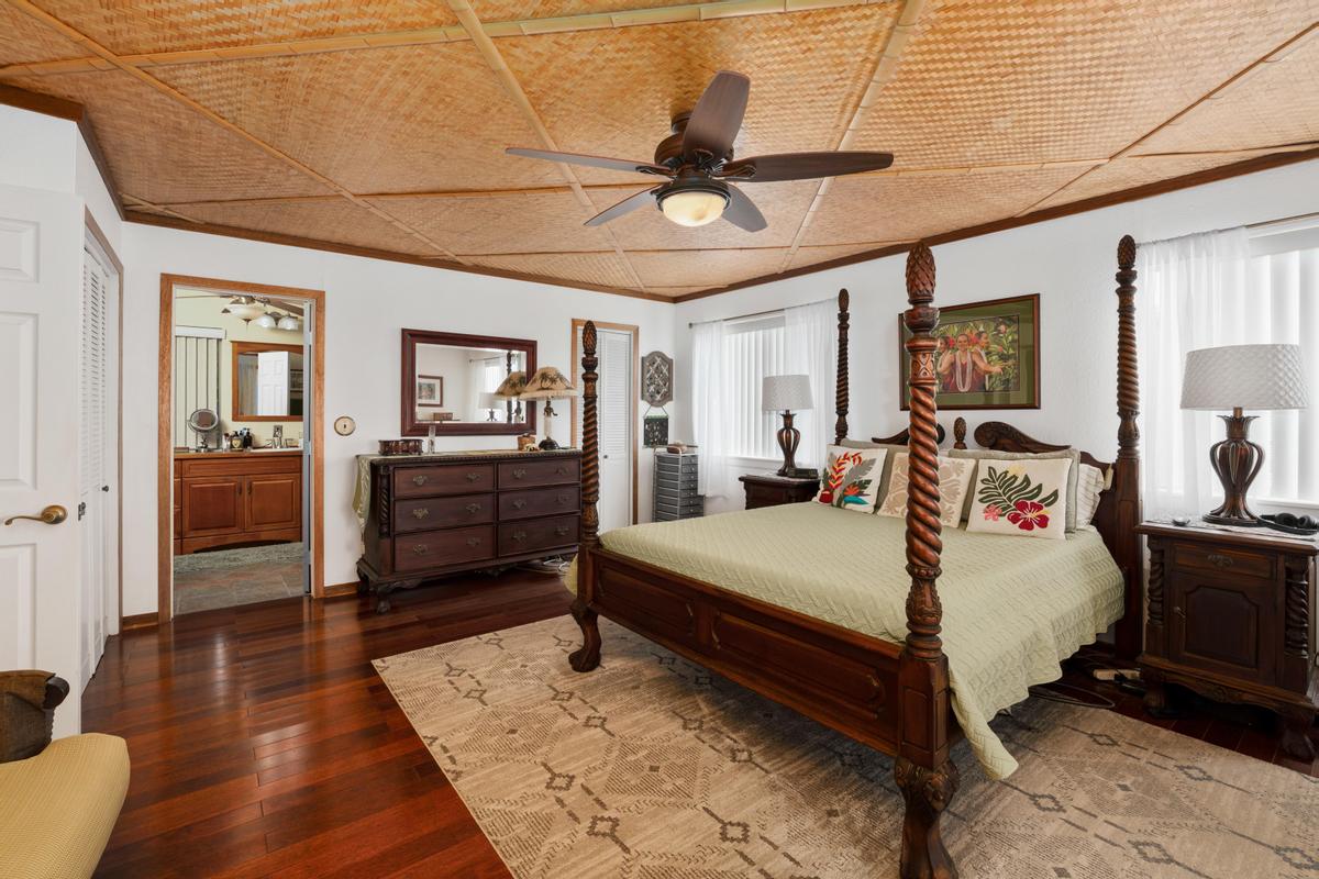 85-4563 Hawaii Belt Road Captain Cook, HI 96704 - Photo 16 of 30 a room with a bed and wooden floor