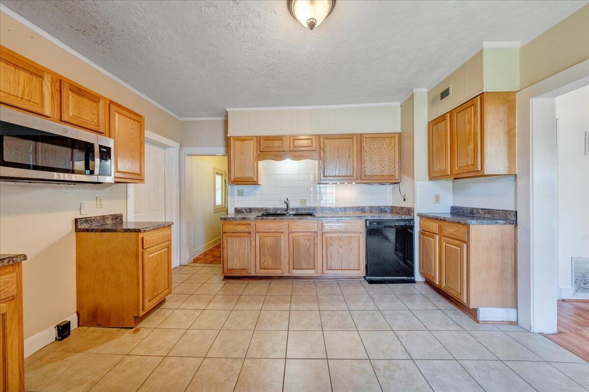 1408 Hatcher Avenue Covington, VA 24426 - Photo 8 of 21 08-MIB09836