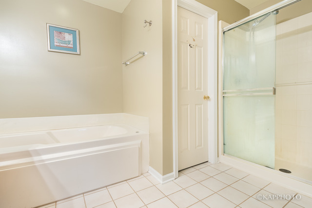1270 Georgetown Way Vernon Hills, IL 60061 - Photo 20 of 25 a bathroom with a bathtub
