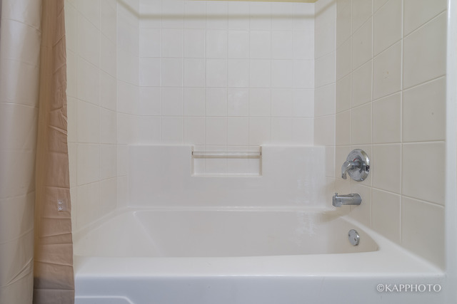 1270 Georgetown Way Vernon Hills, IL 60061 - Photo 22 of 25 a bathroom with a bathtub