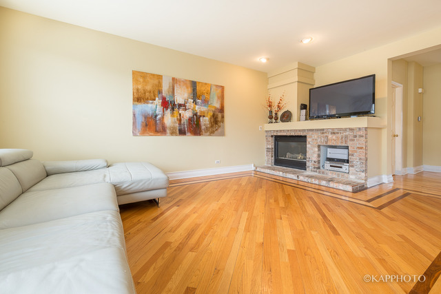 1270 Georgetown Way Vernon Hills, IL 60061 - Photo 10 of 25 a living room with furniture and a flat screen tv