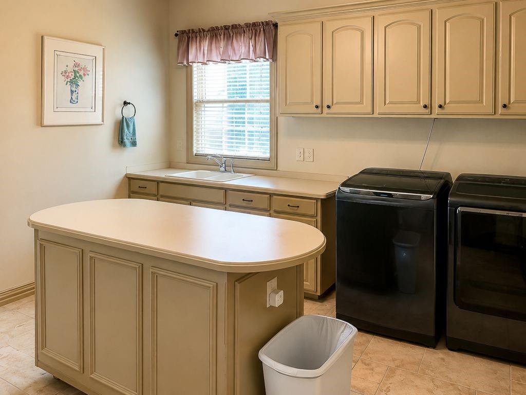 7005 Peter's Path Colleyville, TX 76034 - Photo 31 of 40 a bathroom with a sink a toilet and bathtub