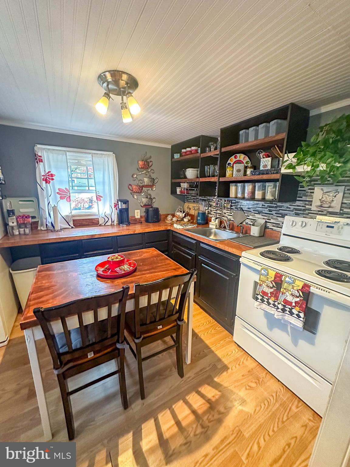 112 Trailway Road Middle River, MD 21220 - Photo 10 of 32 a outdoor dining area with furniture and a potted plant