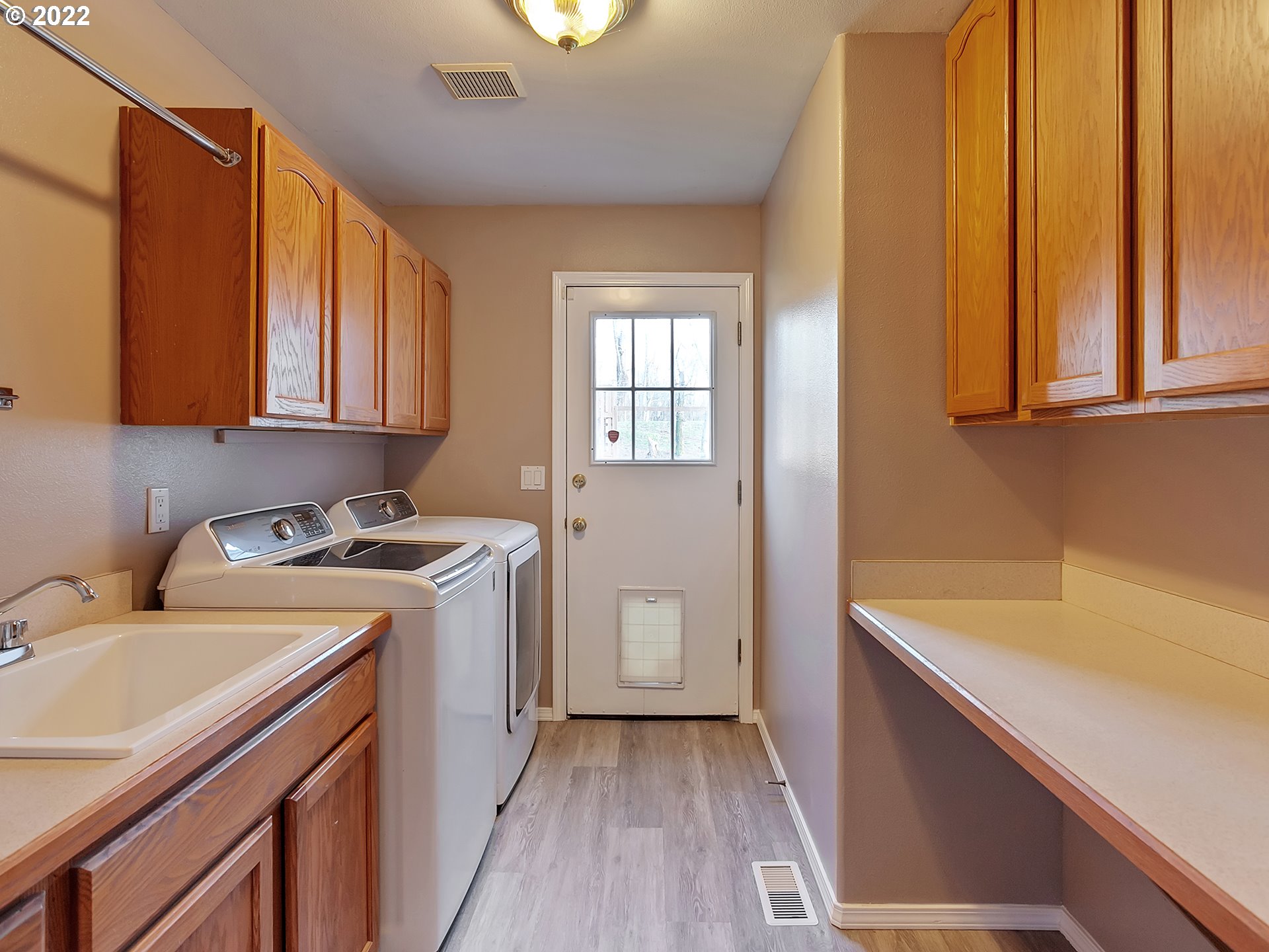 9230 Northeast Levee Road Portland, OR 97211 - Photo 12 of 32 Laundry
