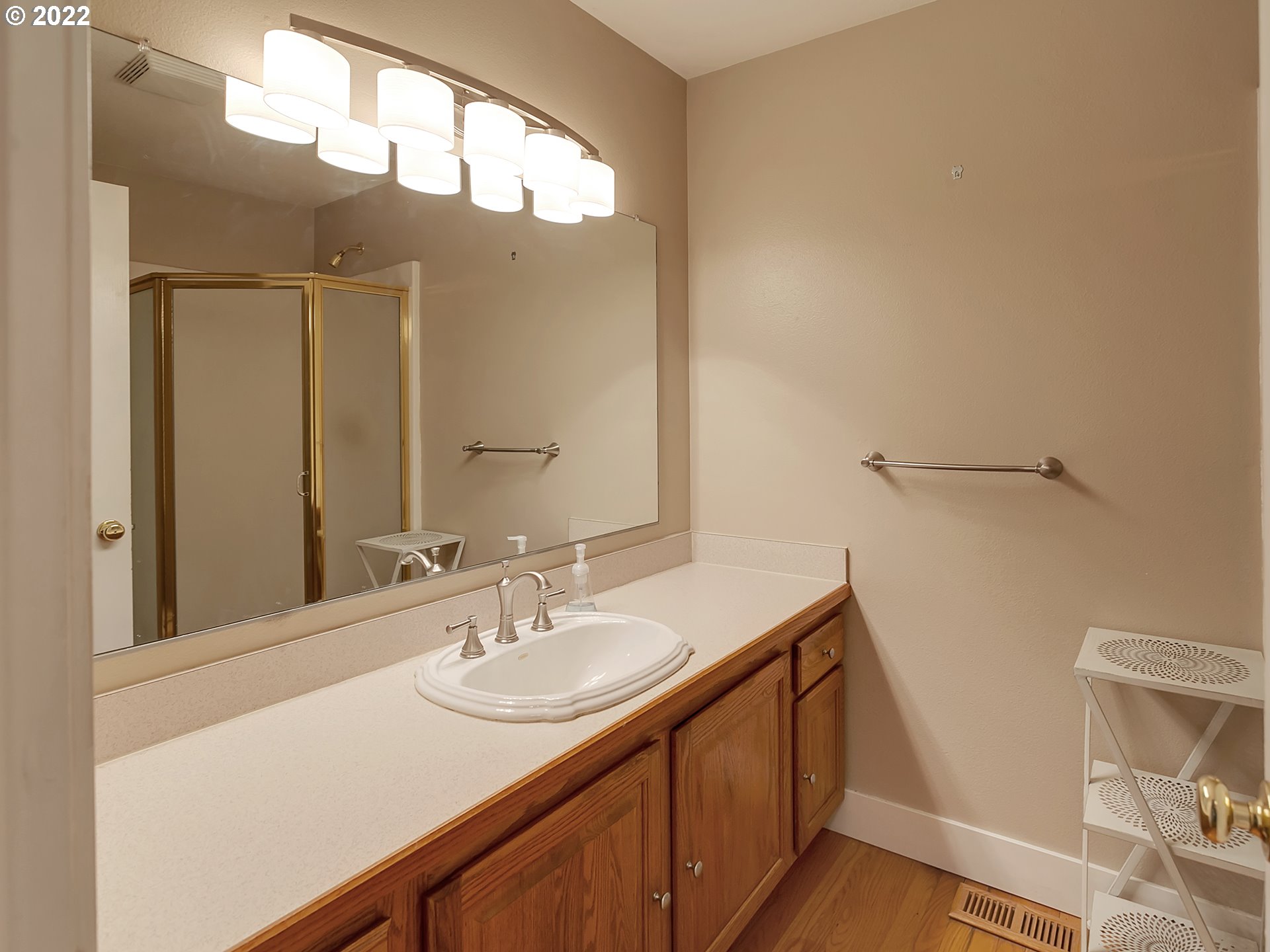 9230 Northeast Levee Road Portland, OR 97211 - Photo 14 of 32 Bathroom