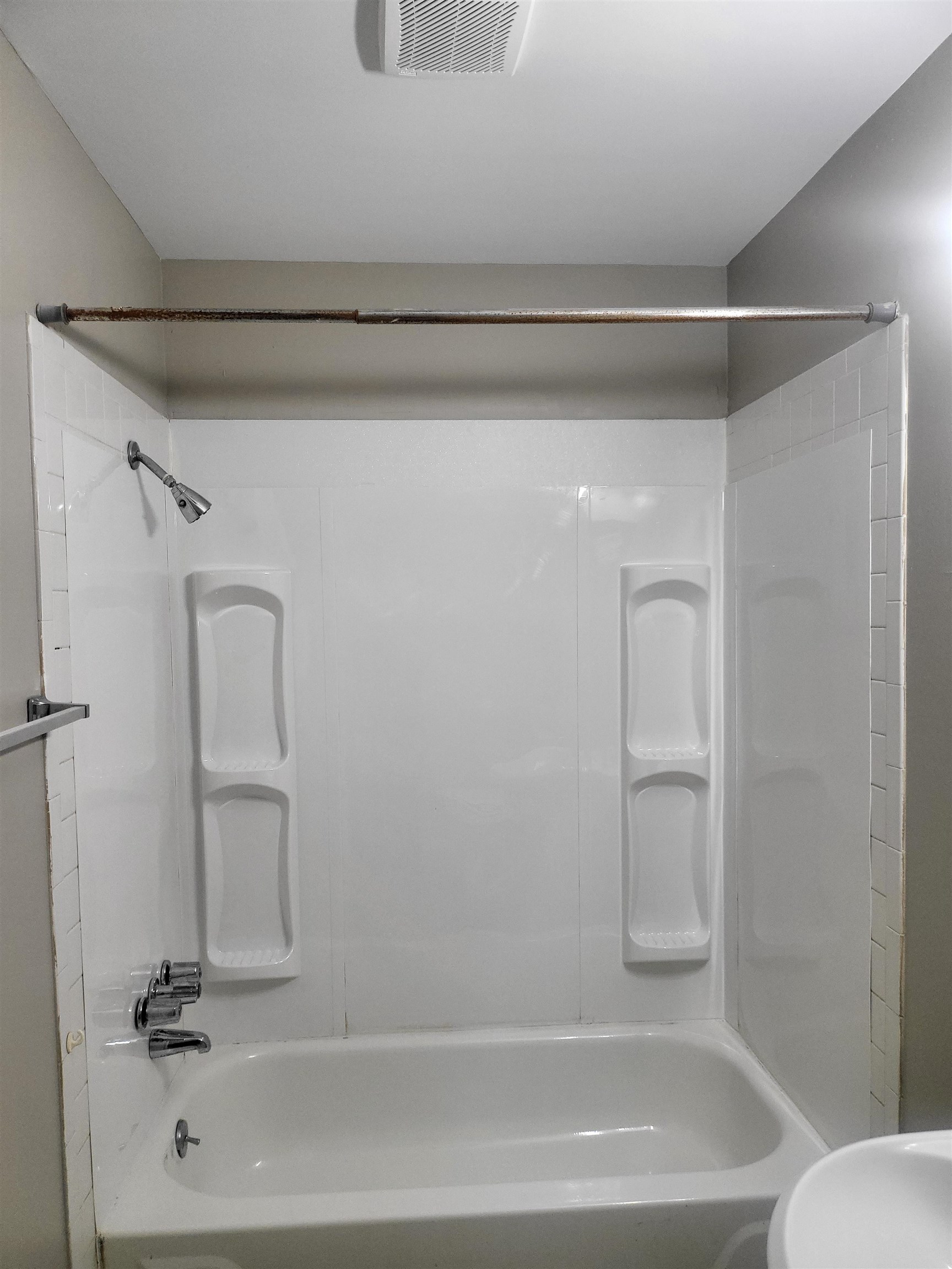 1769 Capri Street Memphis, TN 38117 - Photo 15 of 19 Full bathroom with tub / shower combination