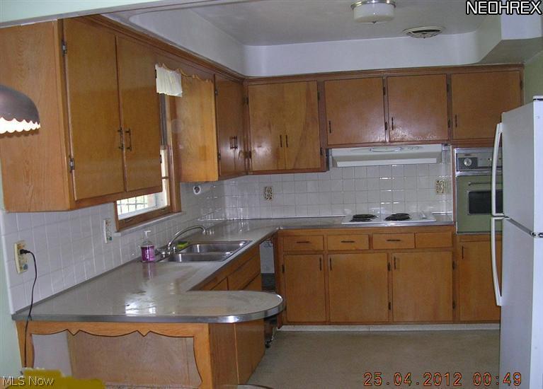 9230 Oakdale Road Cleveland, OH 44129 - Photo 7 of 9 eat in kitchen