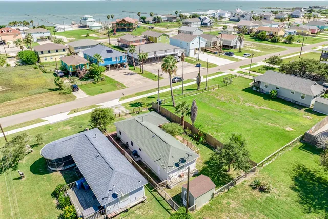 $1,900 | 1307 South Live Oak Street, Rockport, TX 78382