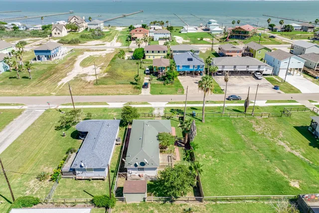 $1,900 | 1307 South Live Oak Street, Rockport, TX 78382