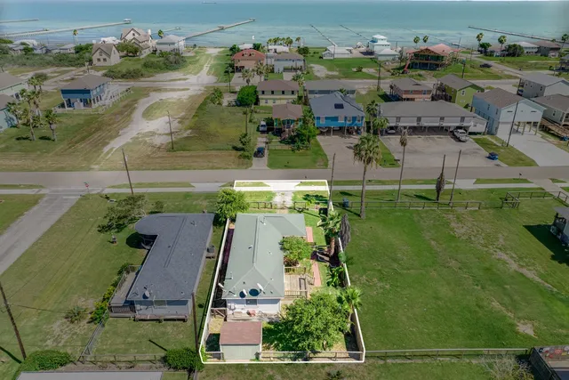 $1,900 | 1307 South Live Oak Street, Rockport, TX 78382