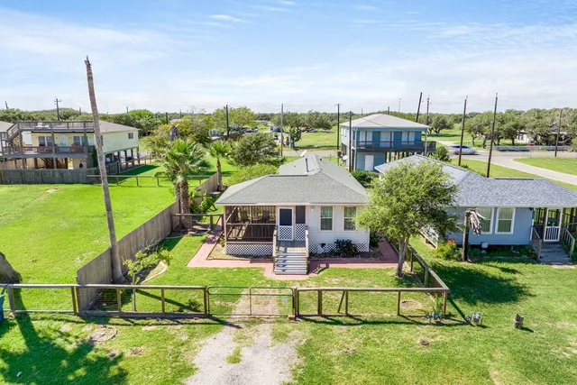 $1,900 | 1307 South Live Oak Street, Rockport, TX 78382