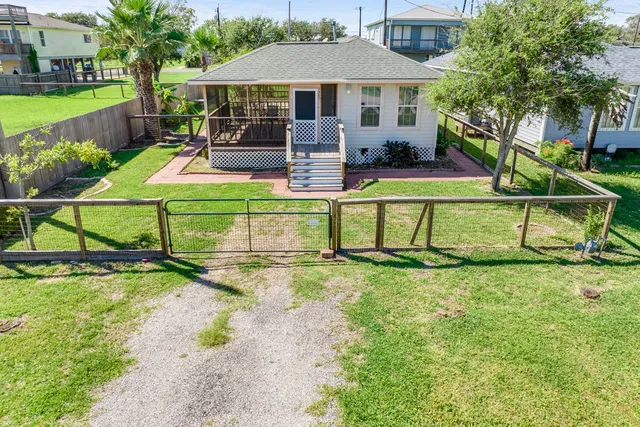 $1,900 | 1307 South Live Oak Street, Rockport, TX 78382