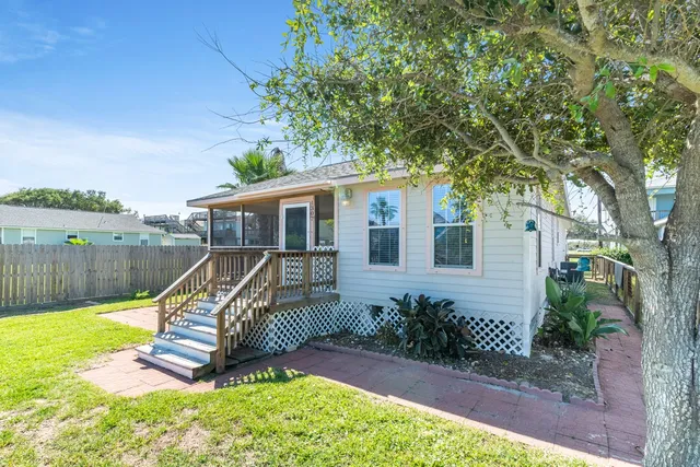 $1,900 | 1307 South Live Oak Street, Rockport, TX 78382