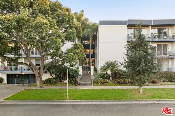 a view of a pathway of the house
