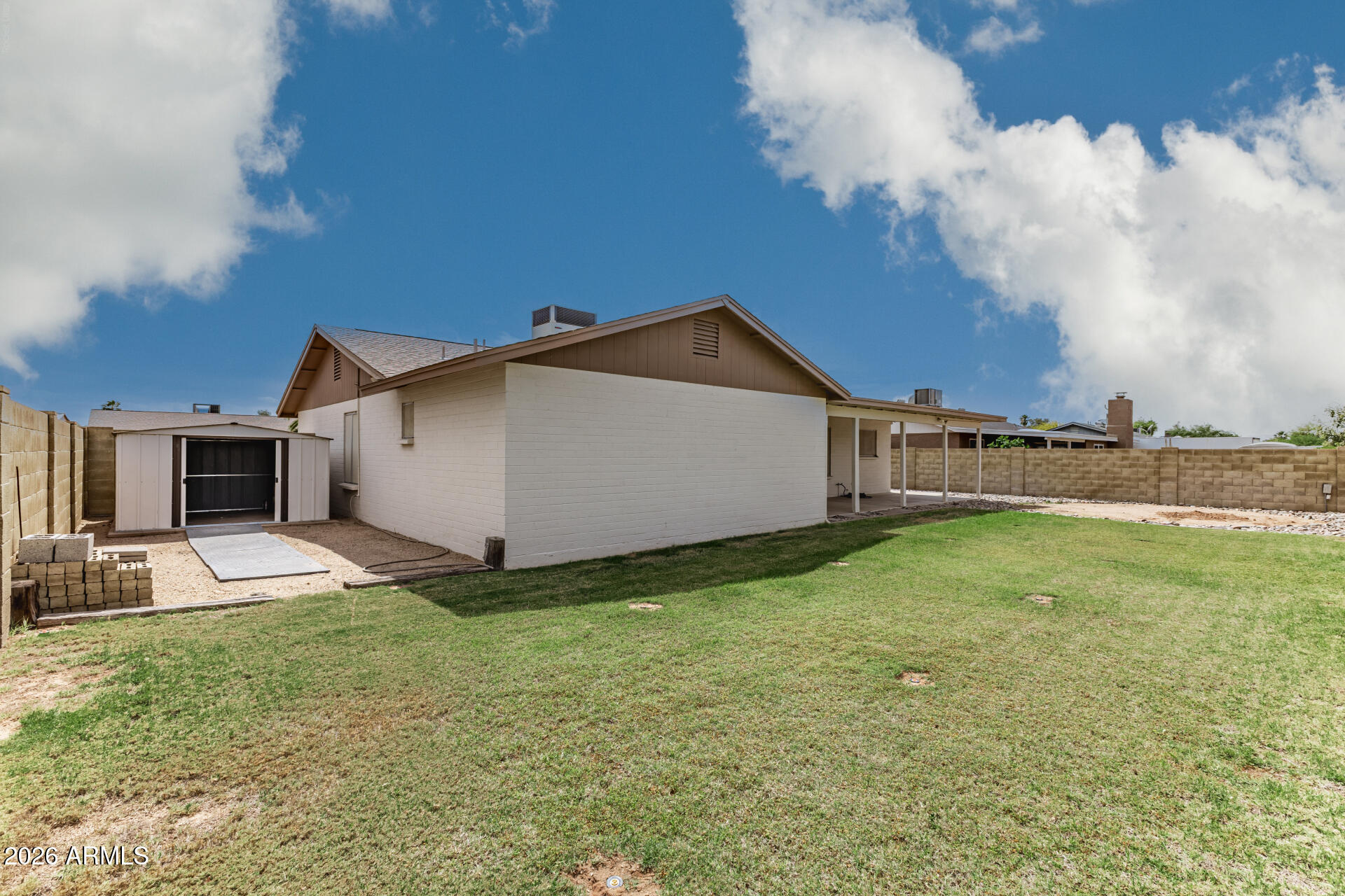 7926 West Shangri-la Road Peoria, AZ 85345 - Photo 31 of 32 a view of a backyard of the house