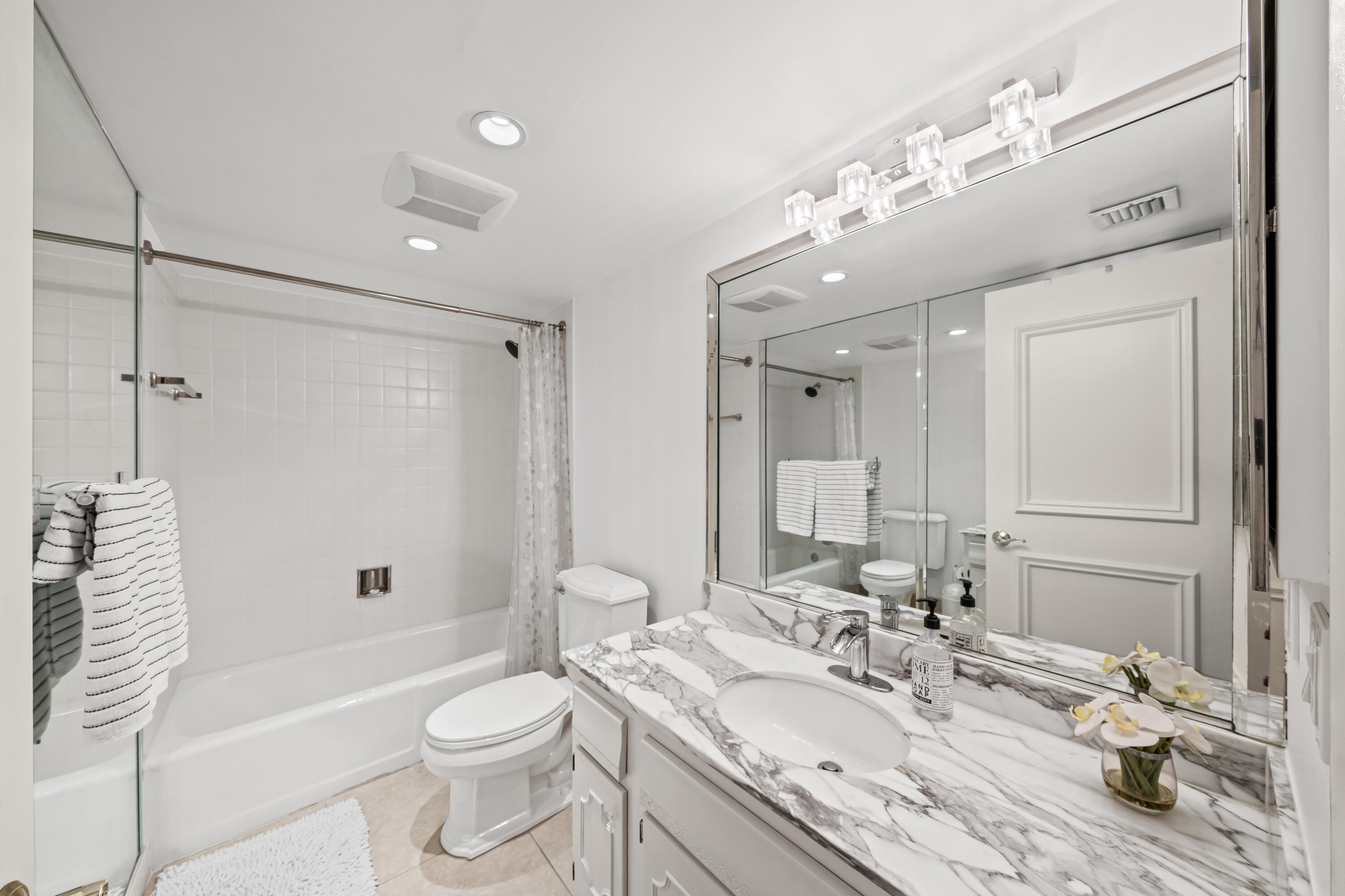 4301 North Ocean Boulevard, Unit A 706 Boca Raton, FL 33431 - Photo 16 of 26 8 Guest Bathroom