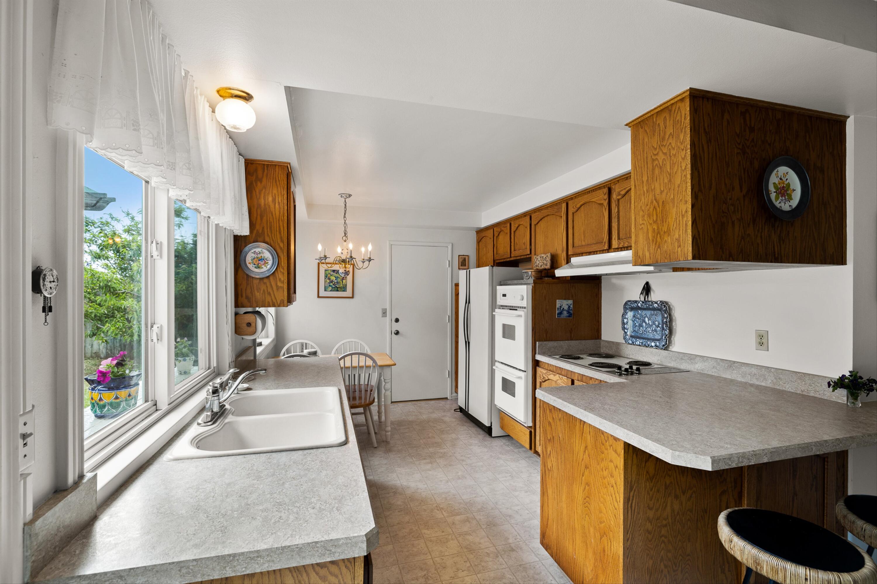 5937 Berkeley Road Goleta, CA 93117 - Photo 7 of 31 Kitchen