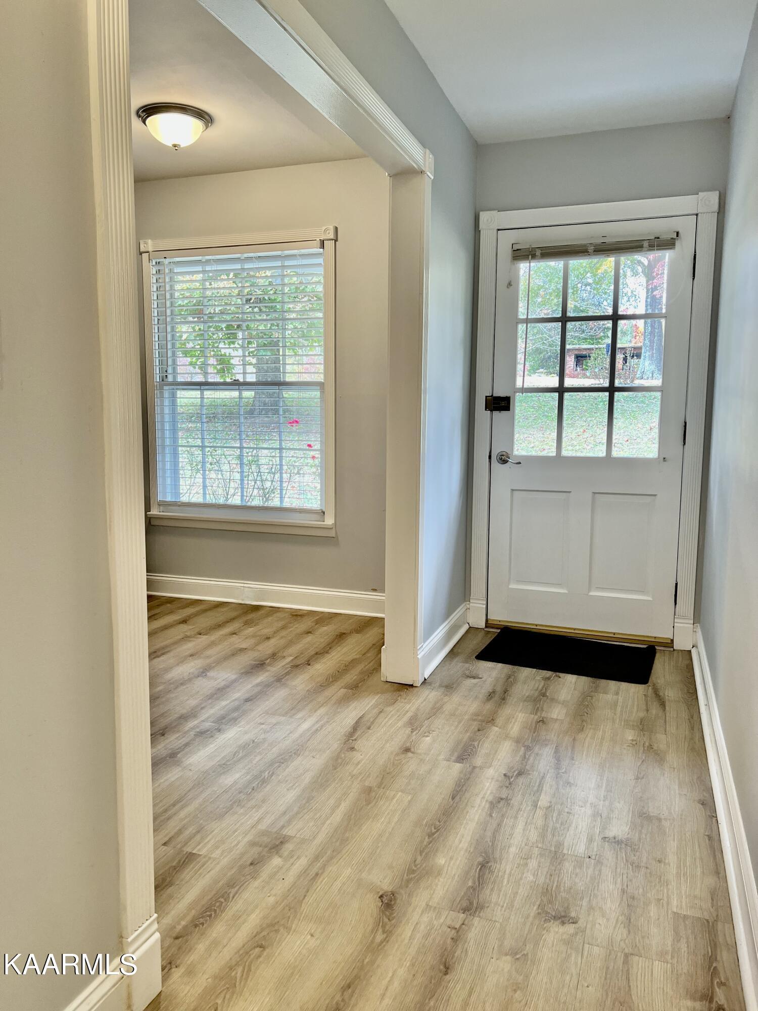 100 East Melbourne Road Oak Ridge, TN 37830 - Photo 4 of 46 Front Door and Foyer