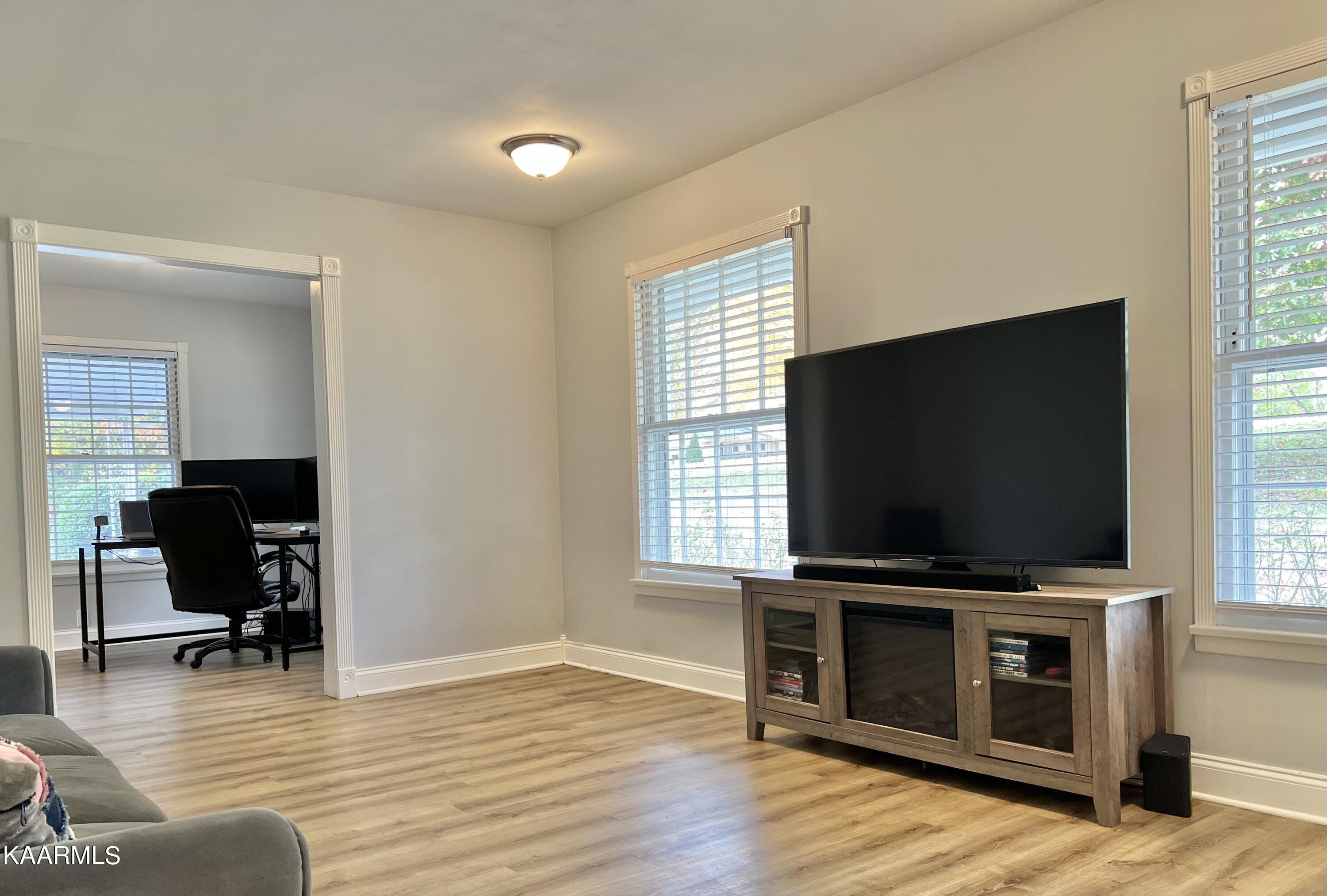 100 East Melbourne Road Oak Ridge, TN 37830 - Photo 5 of 46 Spacious Living Room