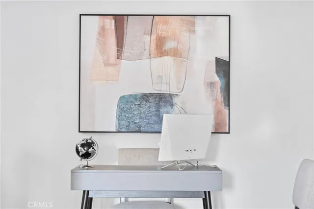 a view of a house with backyard and garden