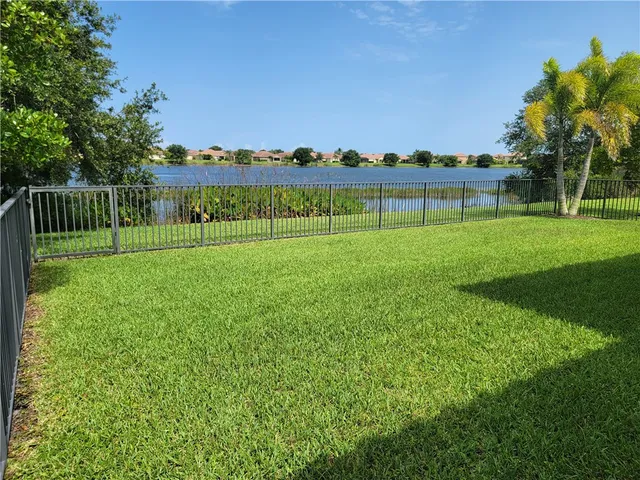 a view of a house with backyard and garden